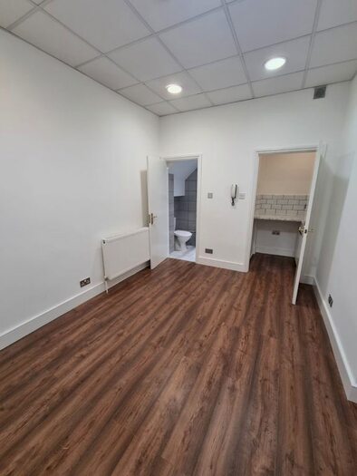 Studio To Rent In Accommodation Road, London, Golders Green, NW11