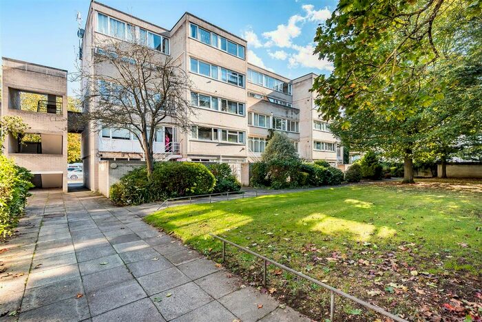 2 Bedroom Flat To Rent In Athlone Square, Windsor, SL4