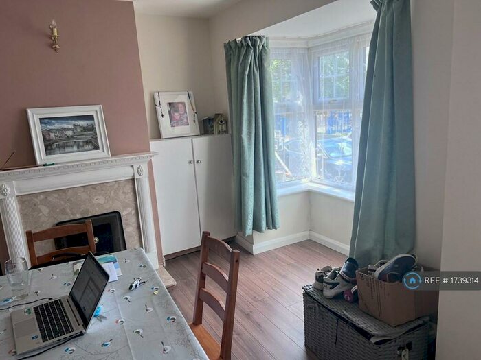 3 Bedroom End Of Terrace House To Rent In Brockhurst Road, Chesham, HP5