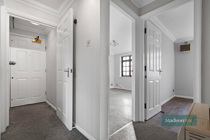 2 Bedroom Apartment For Sale In Westfield Park Drive, Woodford Green, IG8