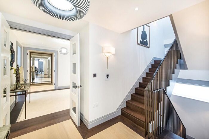 3 Bedroom Flat To Rent In Southampton Street, Covent Garden, WC2E