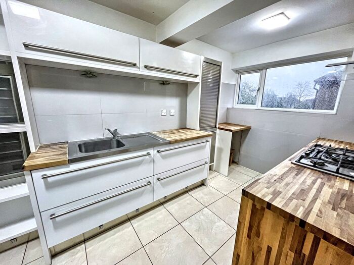 3 Bedroom Flat To Rent In Burnham Lane, Slough, SL1