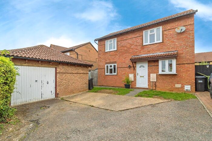 3 Bedroom Detached House For Sale In Kelso Close, Bletchley, Milton Keynes, MK3