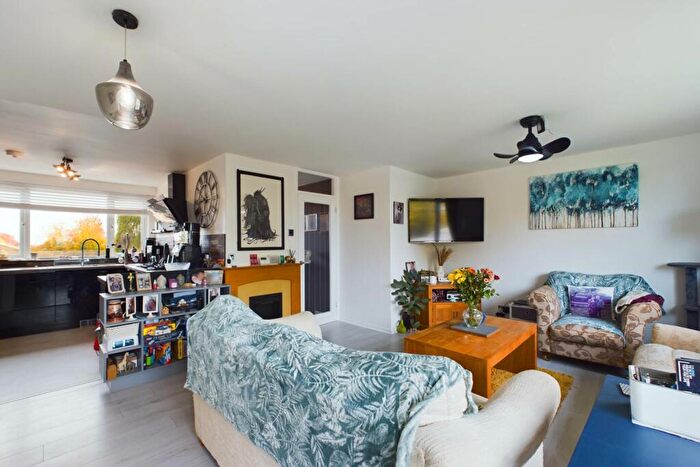 2 Bedroom Apartment For Sale In Stevenage Rise, Hemel Hempstead, HP2