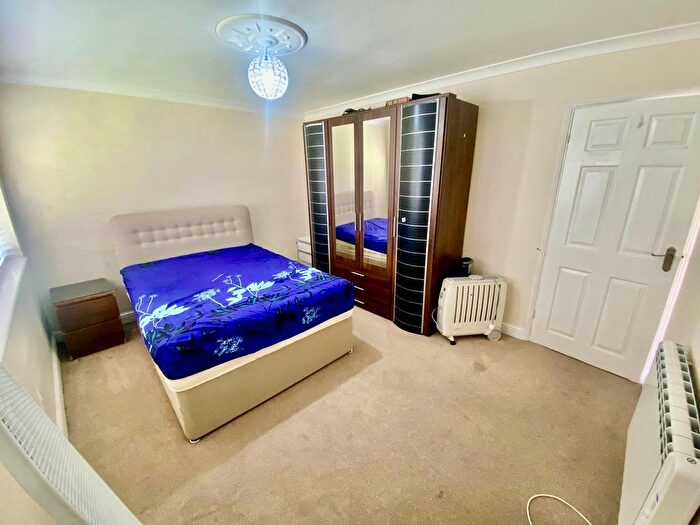 1 Bedroom Flat To Rent In St. Peters Close, Ilford, IG2