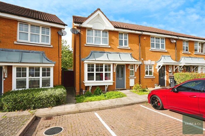 3 Bedroom End Of Terrace House For Sale In Heathside Close, Ilford, IG2