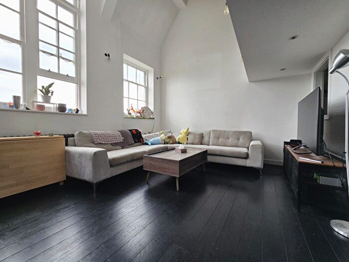 2 Bedroom Flat To Rent In Gatton Road, Tooting, SW17