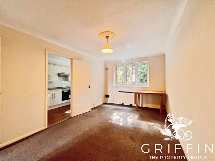1 Bedroom Flat To Rent In Crest Avenue, Grays, RM17