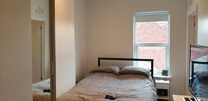 1 Bedroom Flat To Rent In Flat, Monks Road, - Bed, LN2