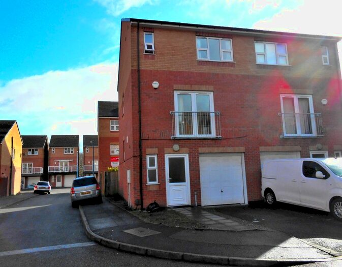 4 Bedroom Town House To Rent In Farm End Close, West Bromwich, B71