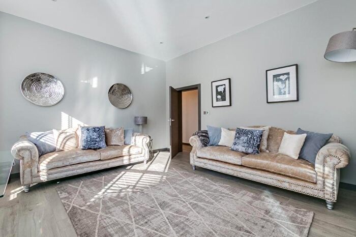 2 Bedroom Flat To Rent In Kensington Court, London, W8