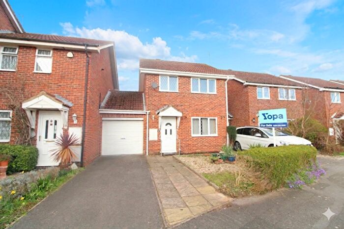 3 Bedroom Link Detached House For Sale In The Willows, Reading, RG4
