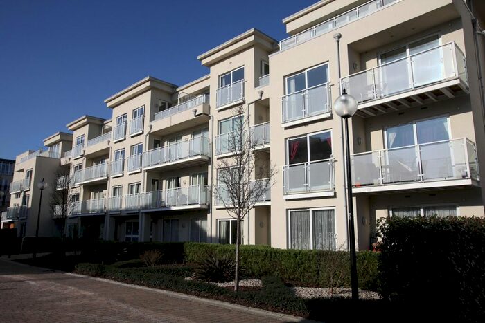 2 Bedroom Flat To Rent In Woodman Mews, Richmond, Uk, TW9