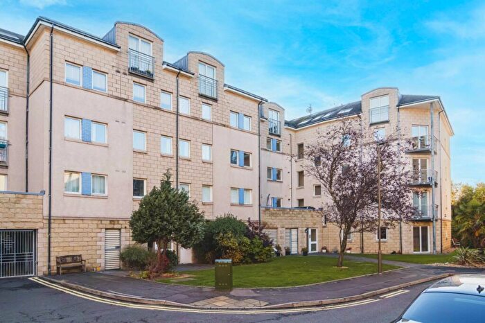 3 Bedroom Flat For Sale In / Crewe Road North, Crewe, Edinburgh, EH5