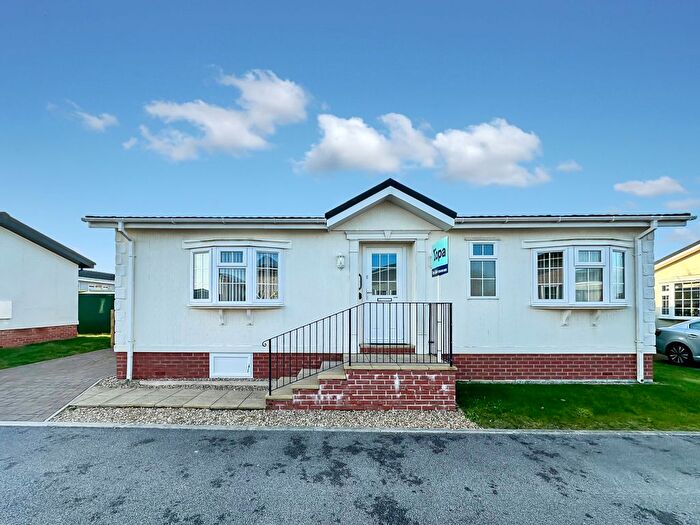 2 Bedroom Mobile/park Home For Sale In Truro Heights, Truro, TR1