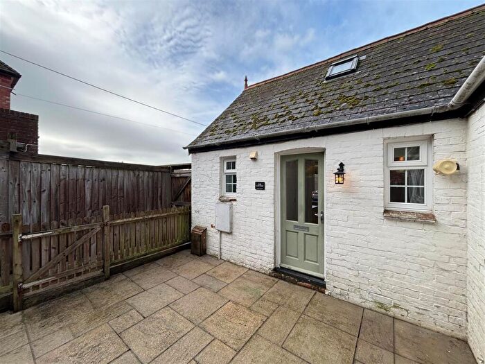 1 Bedroom Cottage To Rent In The Broadway, Totland Bay, PO39