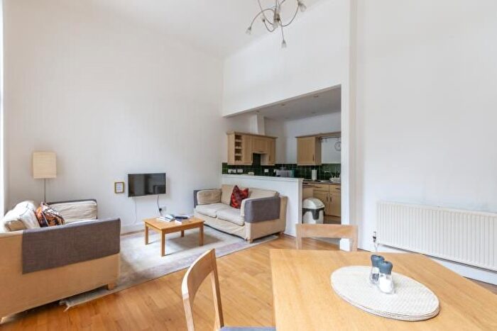 3 Bedroom Flat To Rent In Hopetoun Crescent, Edinburgh, EH7