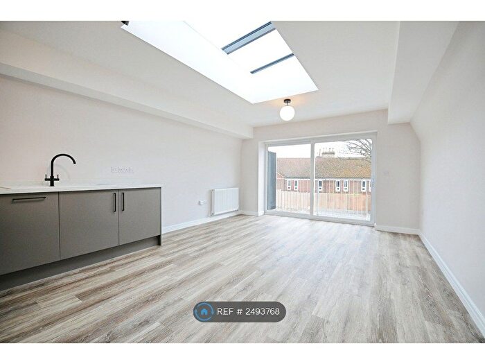 1 Bedroom Flat To Rent In London Road, St. Albans, AL1