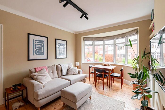 3 Bedroom Flat To Rent In Shaftesbury Grove, Heaton, Newcastle Upon Tyne, NE6