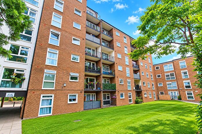1 Bedroom Flat For Sale In Westmoreland Drive, South Sutton, SM2
