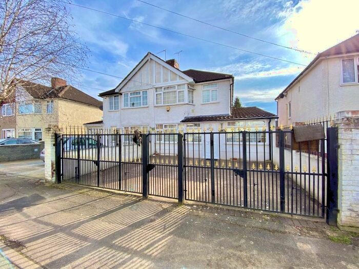 5 Bedroom Semi Detached House For Sale In Ashford Avenue, Hayes, UB4