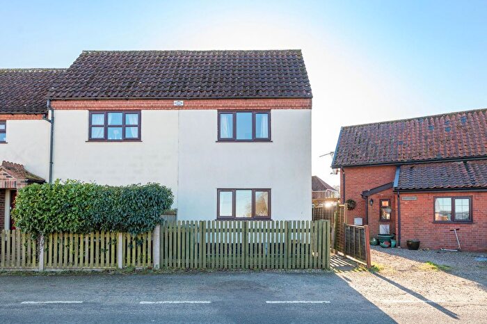2 Bedroom Cottage For Sale In Norwich Road, Yaxham, Dereham, NR19