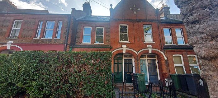 2 Bedroom Flat To Rent In Chewton Road, Walthamstow, London, E17
