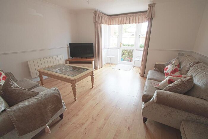 1 Bedroom Apartment For Sale In Albion Court, Sun Street, Billericay, CM12