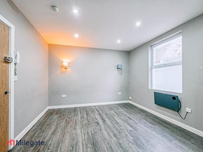 Studio To Rent In Hamlet Court Road, Westcliff-On-Sea, SS0