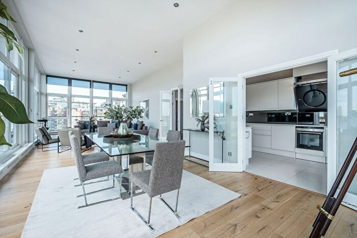 3 Bedroom Flat To Rent In Smugglers Way, London, SW18