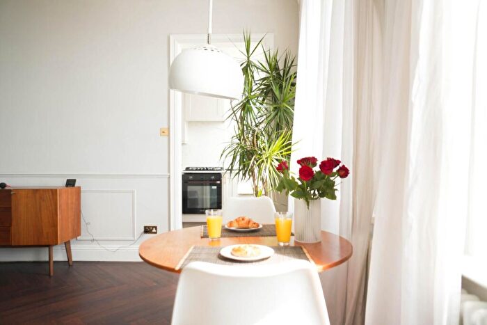 1 Bedroom Apartment To Rent In Kingsway, Hove, BN3
