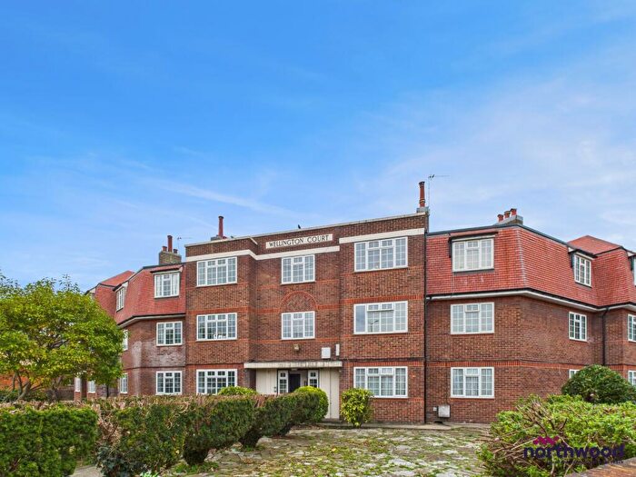 2 Bedroom Flat To Rent In Roselands Avenue, Roselands, Eastbourne, BN22