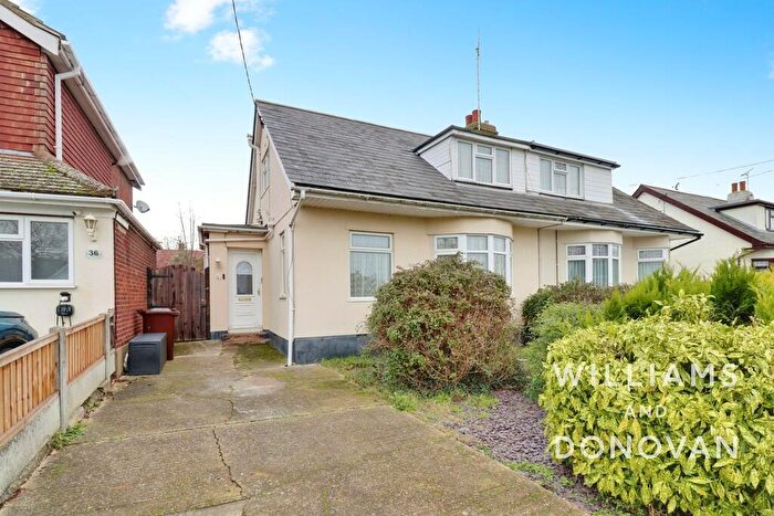 2 Bedroom Chalet For Sale In Richmond Avenue, South Benfleet, SS7