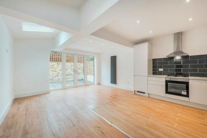 2 Bedroom Flat To Rent In Summerley Street, Earlsfield, SW18