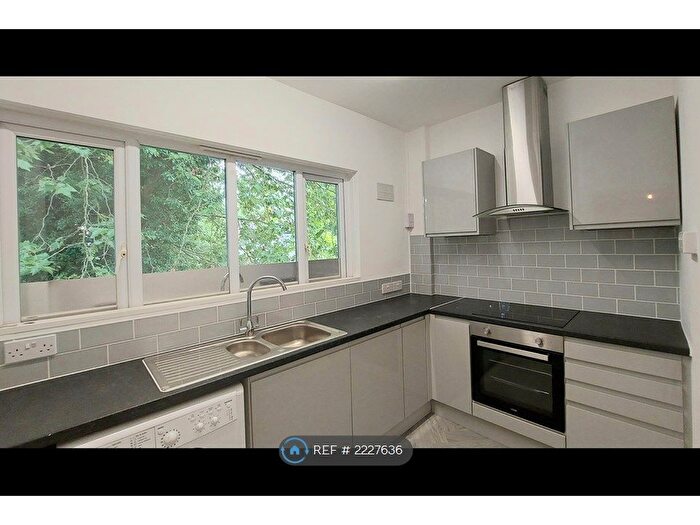 2 Bedroom Flat To Rent In Abbotsleigh Road, London, SW16