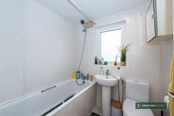 1 Bedroom Flat To Rent In Brondesbury Villas, Queens Park, London, NW6