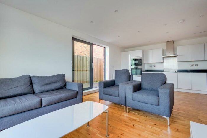 3 Bedroom Flat To Rent In Leven Road, London, E14