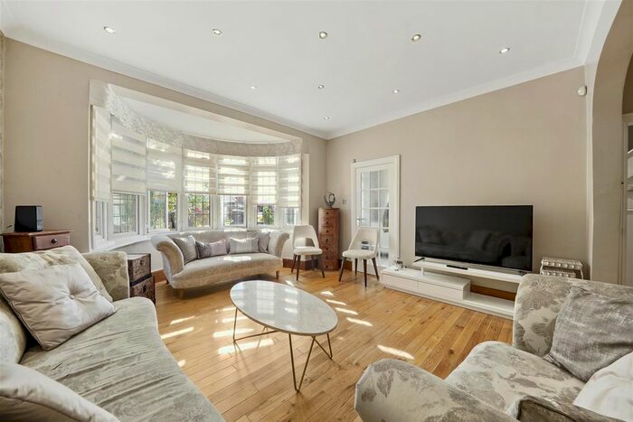 3 Bedroom Property To Rent In Ridge Avenue, Winchmore Hill, N21