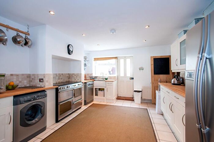 6 Bedroom House To Rent In Albany Road, Southsea, PO5