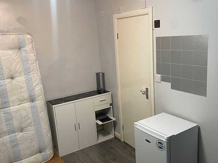 Studio To Rent In Larwood Close, Greenford, UB6