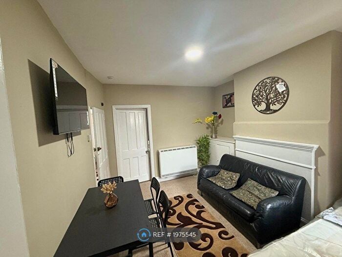 1 Bedroom Flat To Rent In Curzon Street, Reading, RG30