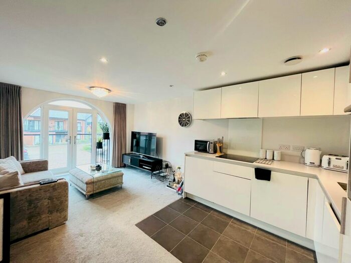 2 Bedroom Apartment To Rent In The Lakeside, Barton Marina, DE13