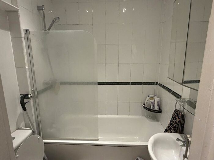 1 Bedroom Flat To Rent In Chiswick High Road, London, W4