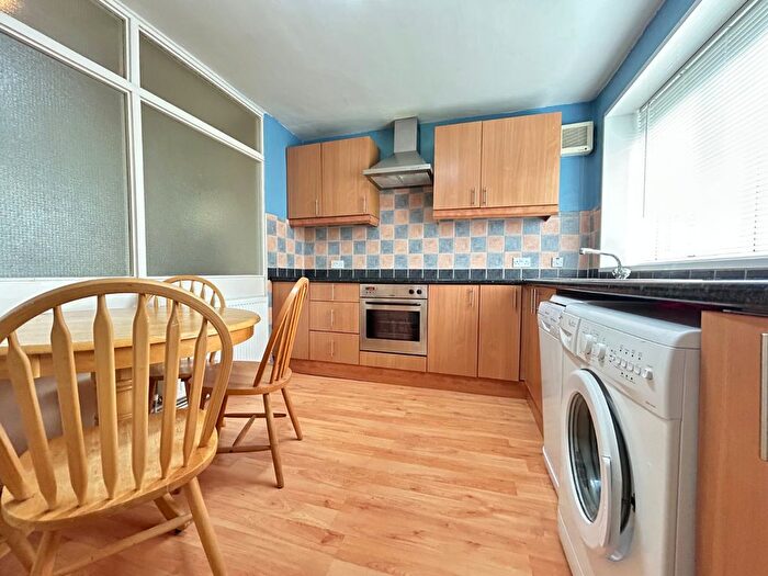 3 Bedroom Flat To Rent In Kirkstall Hill, Burley, Leeds, LS4