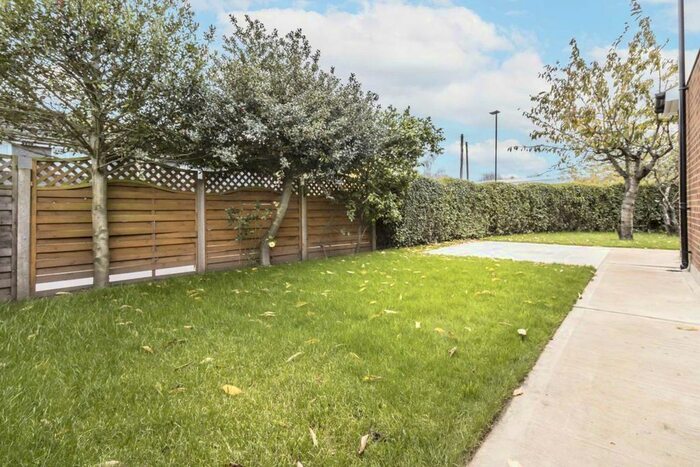 Studio To Rent In Main Street, Feltham, TW13