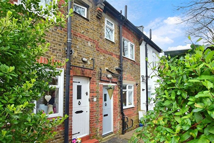 2 Bedroom Cottage For Sale In Downs Road, Sutton, Surrey, SM2