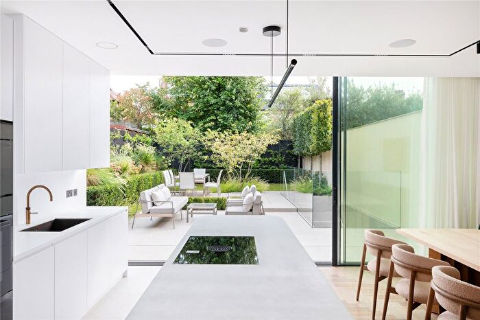 5 Bedroom Semi-Detached House For Sale In Thurleigh Road, SW12