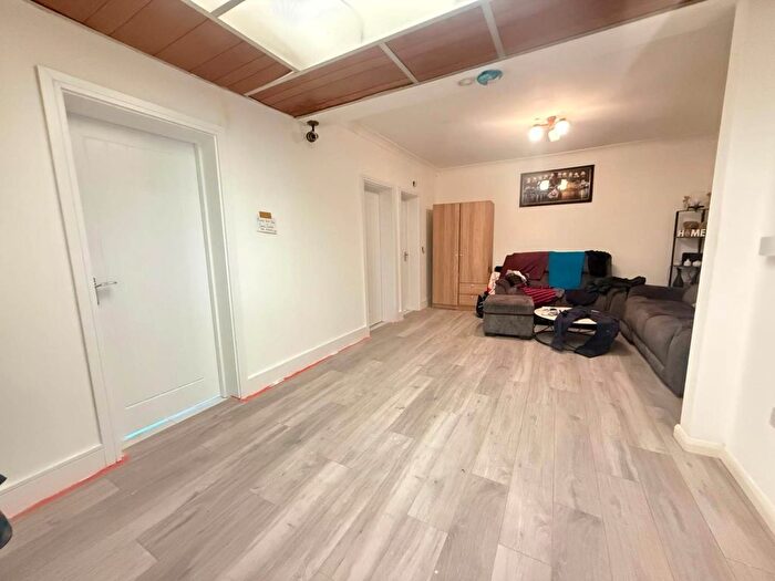 6 Bedroom Semi Detached House To Rent In Cerne Close, Hayes, UB4