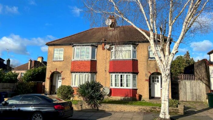 1 Bedroom Apartment To Rent In Oakleigh Crescent, London, N20