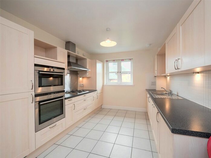 2 Bedroom Flat To Rent In Rattray Drive, Edinburgh, EH10